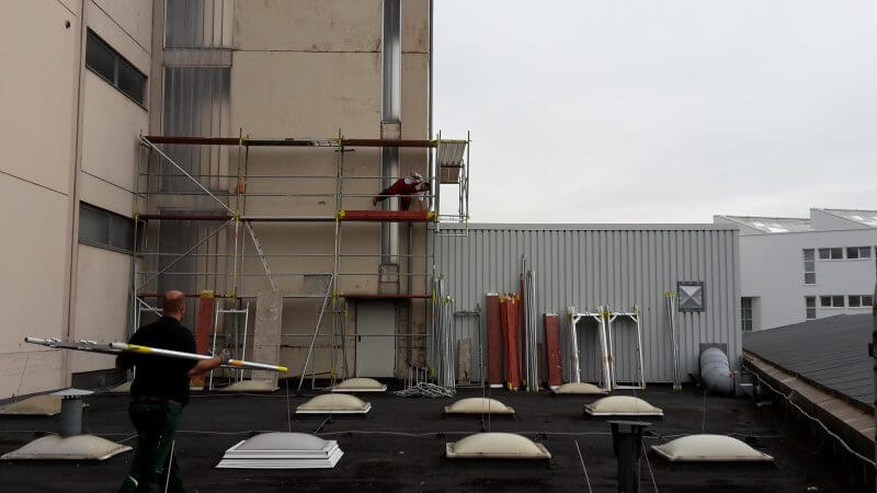 Gerüstbau Hans Konrad in Frankfurt beim Gerüstbau auf dem Dach eines Industriegebäudes.